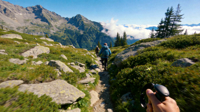 户外徒步登山直播中的山野实时风景画面