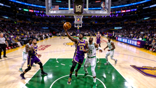 NBA常规赛湖人主场对阵凯尔特人的篮球比赛直播现场画面